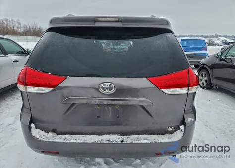 2014 Toyota Sienna Le z USA, uszkodzony, nr VIN 5TDJK3DC8ES086084